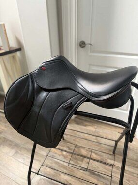 Kent & Masters Jump Saddle - 17.5" - Black Soft Leather – Very Good Condition